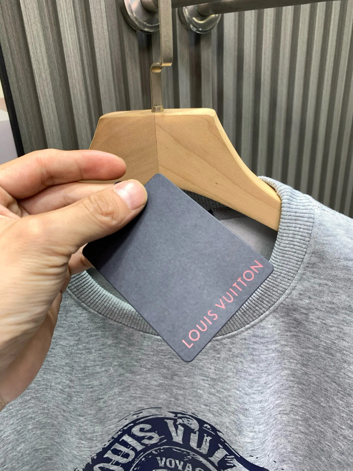 🅿️250 🀄️ Louis Vuitton LOUIS VUITTON high quality 2025 autumn and winter official website new classic letter printed catwalk style pullover round neck sweatshirt 400 grams of pure cotton ➕ silver fox velvet The master personally designed the trendy brand new printed round neck pullover sweatshirt, fashionable and individual, super versatile and good-looking, the same style for men and women, a must-have for everyone, hangtag, collar label, washed wheat, three complete labels